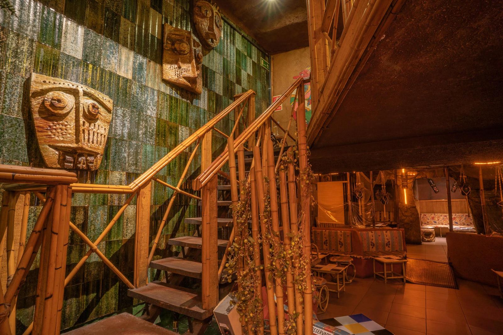Escalera de bambú y máscaras tiki en Kahiki Barcelona