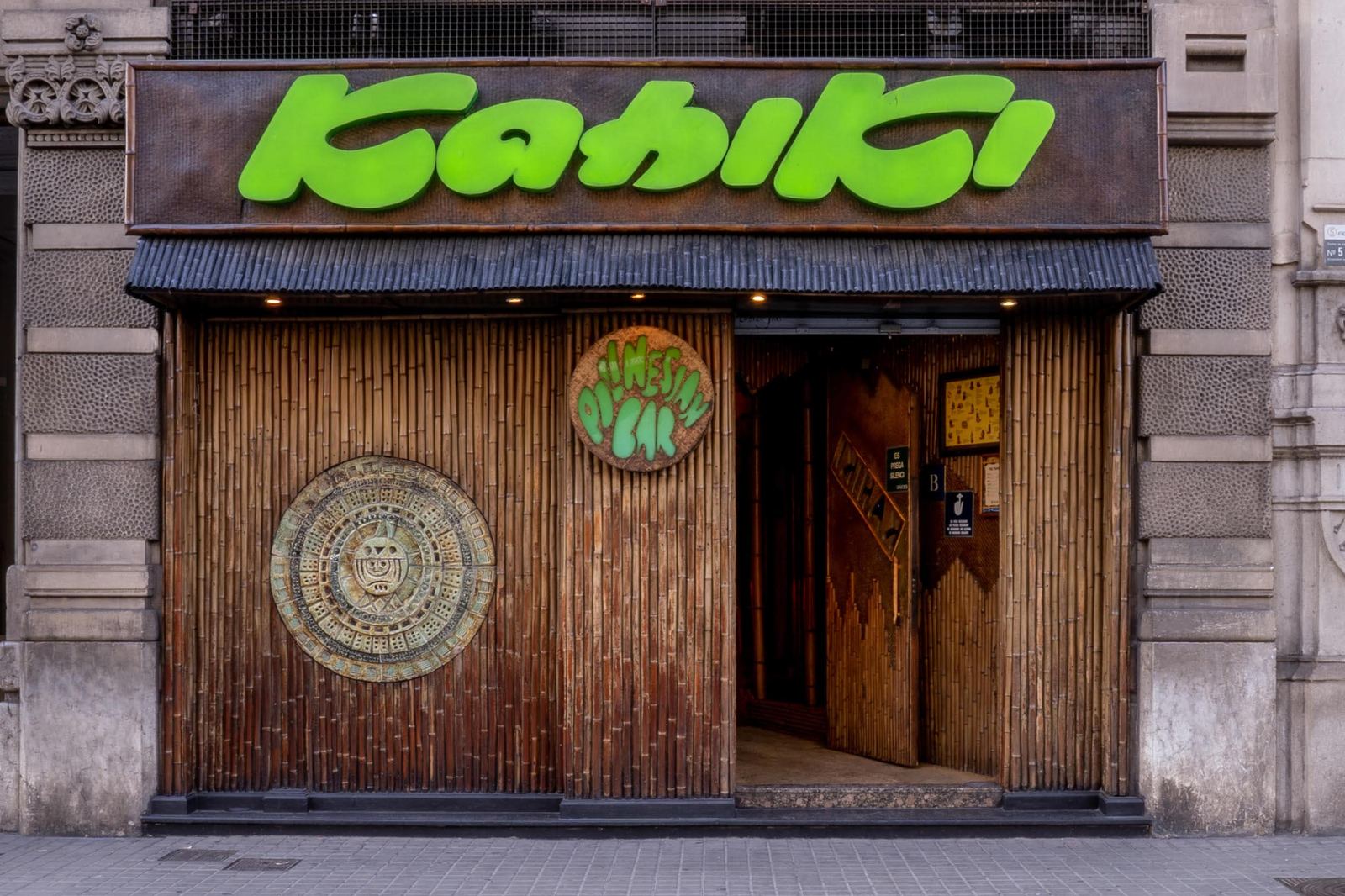 Fachada de bambú de Kahiki en Gran Via de les Corts Catalanes, Barcelona