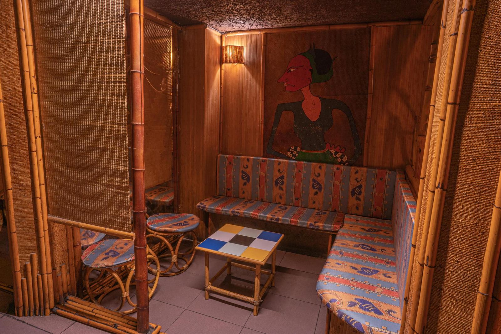 Reservado de Kahiki Barcelona con mural tiki pintado a mano