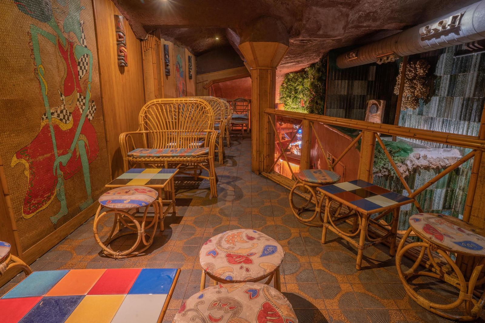 Zona chill de Kahiki Barcelona con mesas de mosaico