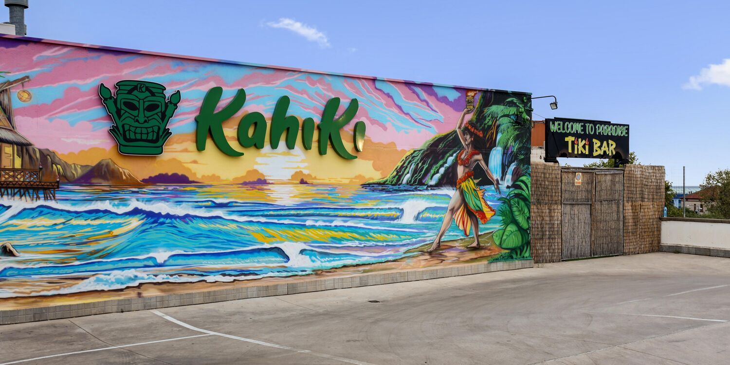 Fachada de Kahiki Mataró con mural tiki