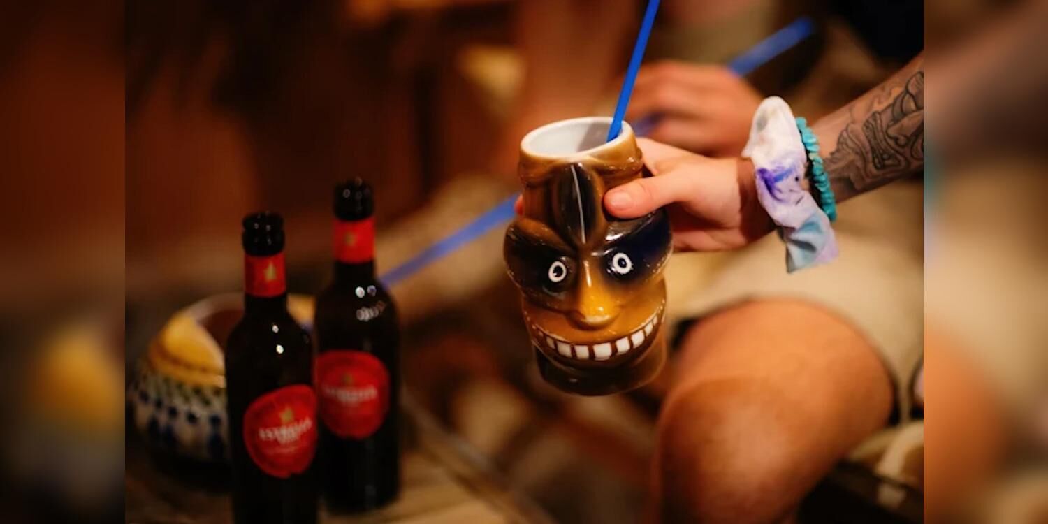 Cóctel tiki servido en tazón original